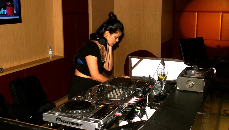 female disco jockey tamil-nadu